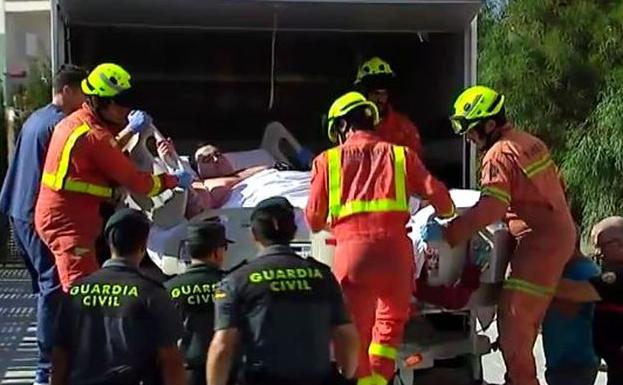 Teófilo Rodríguez, el joven de 385 kilos, durante uno de los traslados en el camión de mercancías.