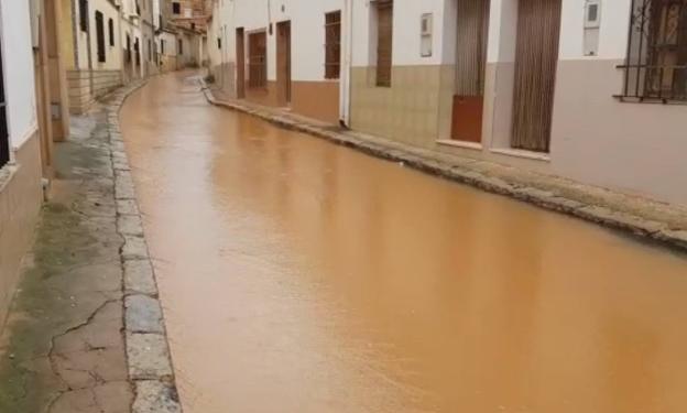 Una de las calles de Caudete de las Fuentes completamente anegada de agua. 