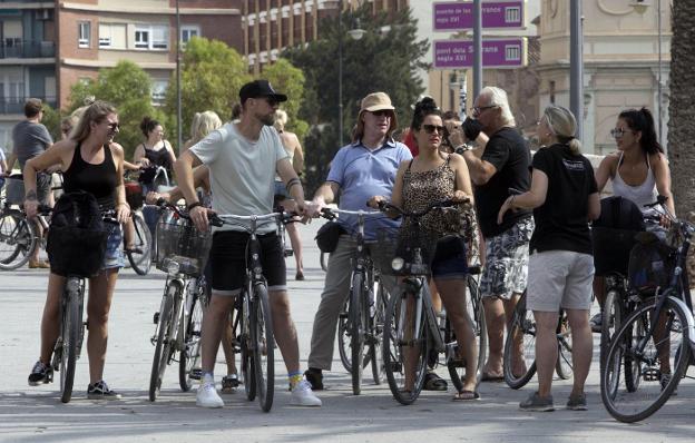 Un grupo de ciclistas circula por la acera . 