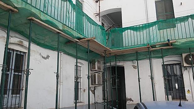 Entre puntales. Estado que presentaba hace un mes el cuartel de la Guardia Civil de Almassora, en Castellón. 