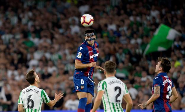 Chema se impone para despejar un balón aéreo en el partido del viernes. 