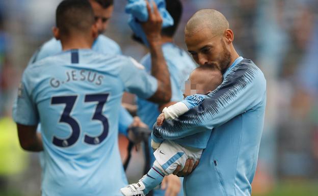 David Silva, con su hijo Mateo, antes del partido del Manchester City contra el Huddersfield Town.