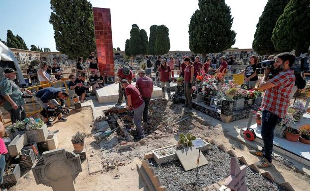 Numerosos familiares han acudido esta mañana al inicio de los trabajos de exhumación de la fosa 112 del cementerio municipal de Paterna.
