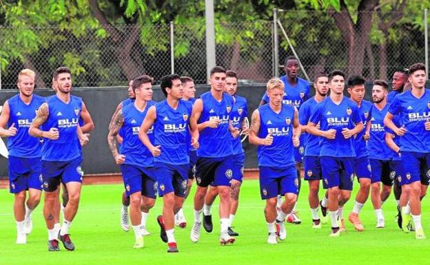Los jugadores del Valencia corren en un entrenamiento de esta semana.