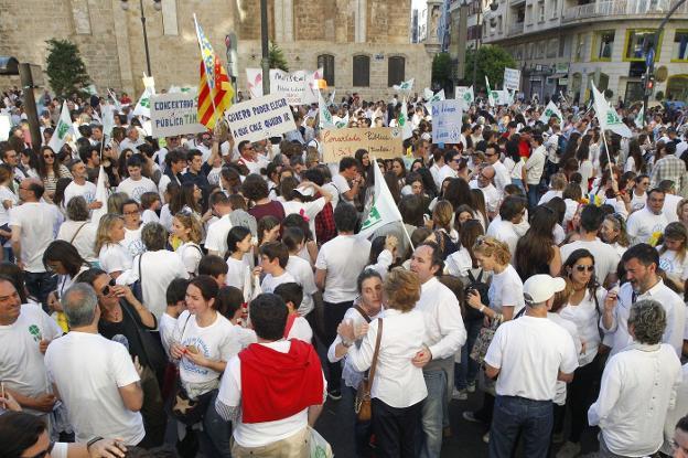 Asistentes a la manifestación contra los recortes aplicados tras la renovación organizada el año pasado. 