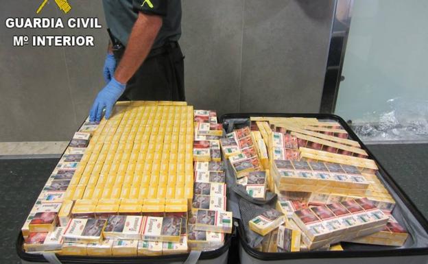 Incautan más de 800 cajetillas de tabaco ocultas en maletas en el aeropuerto de Valencia