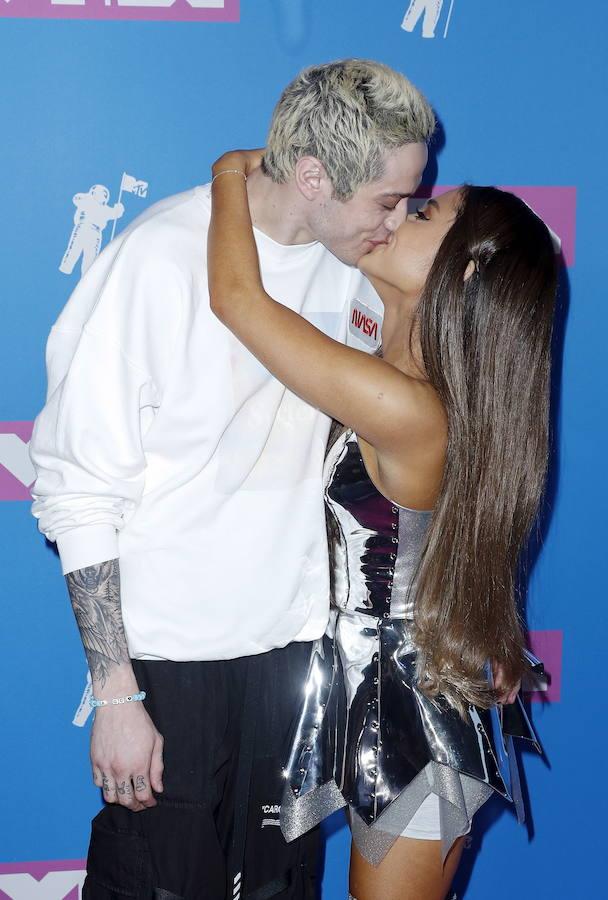 El comediante estadounidense Pete Davidson posa con la cantante Ariana Grande