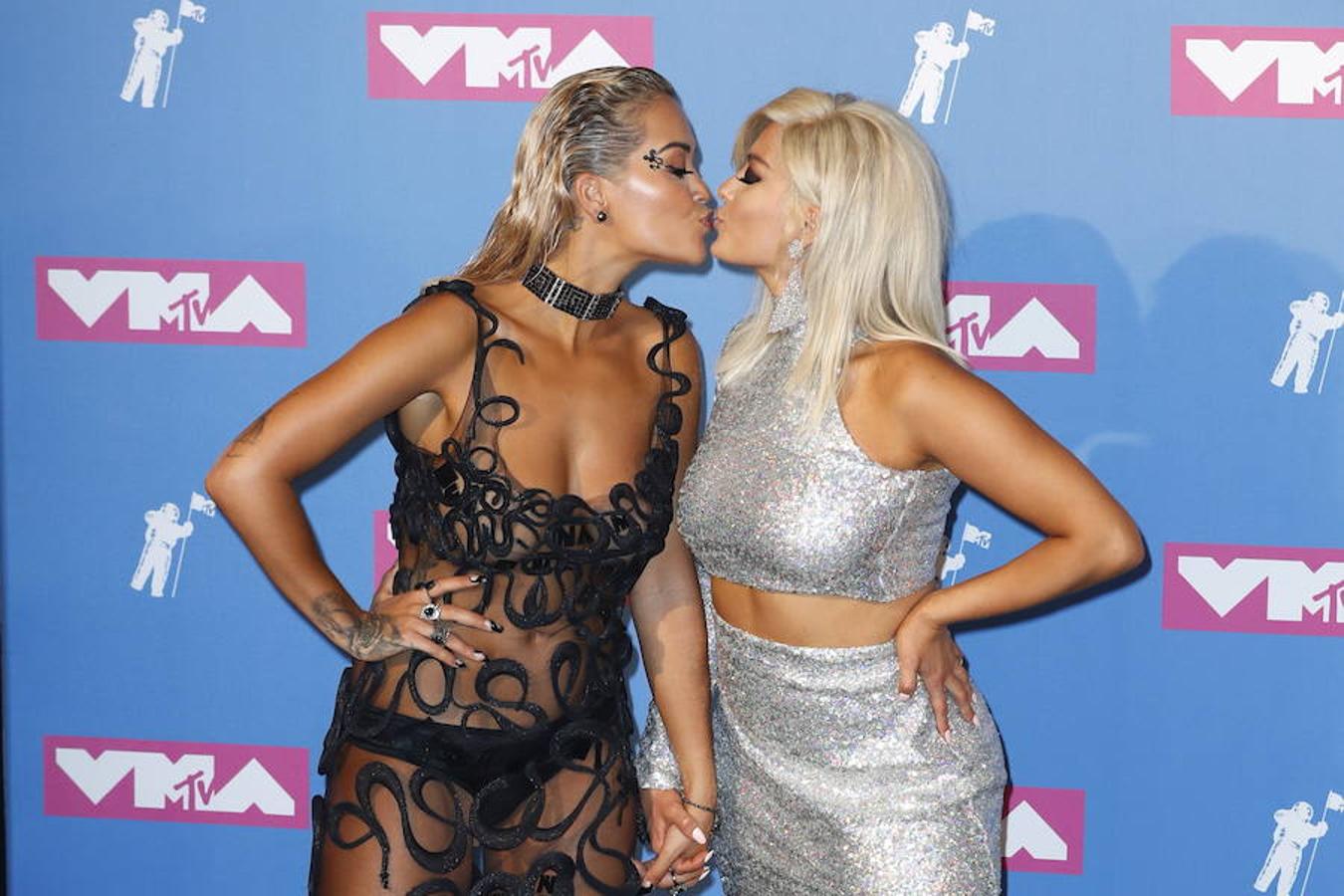 La cantante británica Rita Ora besa a la cantante estadounidense Bebe Rexha