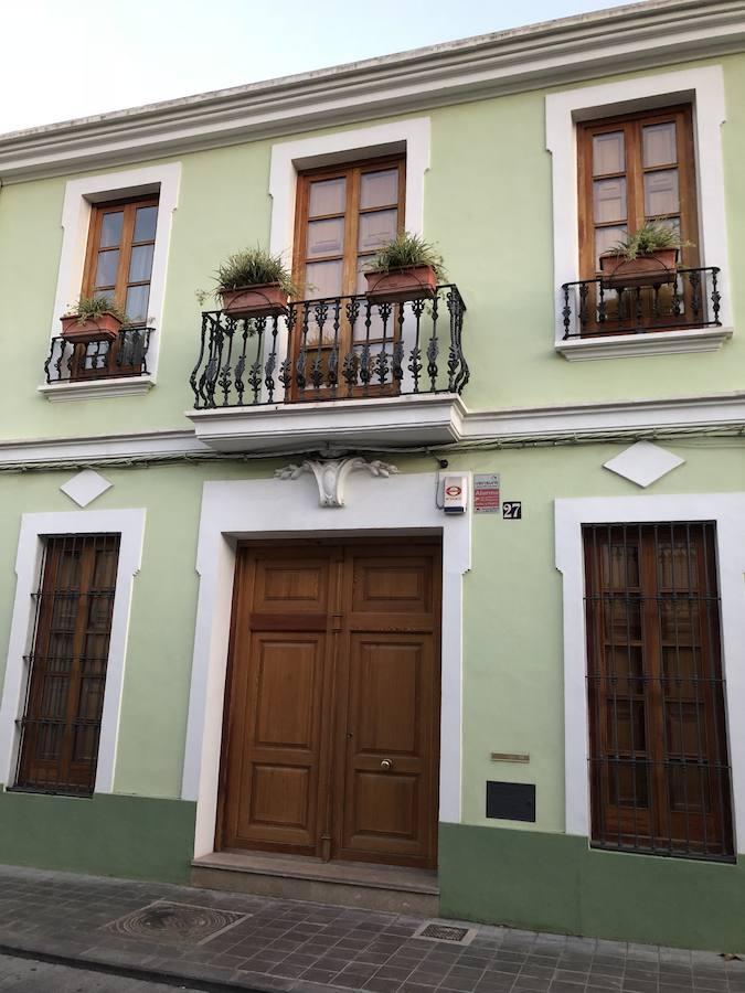 Es una de esas zonas poco conocidas de Valencia. El barrio de Campanar reúne todas esas características que se espera encontrar en un remoto y solitario pueblo, y no en plena urbe. Calles tranquilas, casas antiguas, fachadas con un encanto diseñado por el paso del tiempo. Recorrer sus aceras es pasear por un rincón de paz, ajeno al constante ajetreo de la ciudad. Una especie de paréntesis entre el tráfico, ruido y bullicio, en un lugar donde el reloj parece detenerse, mientras las sombras del atardecer se van colando por cada resquicio. Entre paredes blancas, tonalidades ocre, fuentes y ventanas que se asoman a décadas de historia, permanecen mosaicos en honor a lo que el pueblo fue. Azulejos que recuerdan al oficio hornero y la patrona, la Virgen de Campanar, cuelgan de paredes en las que los ladrillos soportan más años que peso. Casas, unas bajas y otras ilustres, que recuerdan un tiempo no tan lejano, muestras de la Valencia pasada rodeadas de la ciudad actual. 