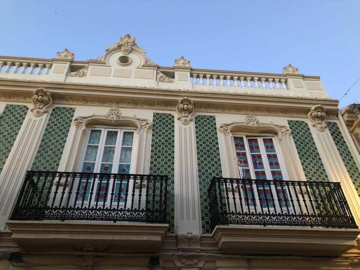 Es una de esas zonas poco conocidas de Valencia. El barrio de Campanar reúne todas esas características que se espera encontrar en un remoto y solitario pueblo, y no en plena urbe. Calles tranquilas, casas antiguas, fachadas con un encanto diseñado por el paso del tiempo. Recorrer sus aceras es pasear por un rincón de paz, ajeno al constante ajetreo de la ciudad. Una especie de paréntesis entre el tráfico, ruido y bullicio, en un lugar donde el reloj parece detenerse, mientras las sombras del atardecer se van colando por cada resquicio. Entre paredes blancas, tonalidades ocre, fuentes y ventanas que se asoman a décadas de historia, permanecen mosaicos en honor a lo que el pueblo fue. Azulejos que recuerdan al oficio hornero y la patrona, la Virgen de Campanar, cuelgan de paredes en las que los ladrillos soportan más años que peso. Casas, unas bajas y otras ilustres, que recuerdan un tiempo no tan lejano, muestras de la Valencia pasada rodeadas de la ciudad actual. 