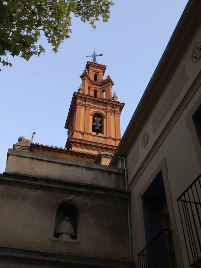 Es una de esas zonas poco conocidas de Valencia. El barrio de Campanar reúne todas esas características que se espera encontrar en un remoto y solitario pueblo, y no en plena urbe. Calles tranquilas, casas antiguas, fachadas con un encanto diseñado por el paso del tiempo. Recorrer sus aceras es pasear por un rincón de paz, ajeno al constante ajetreo de la ciudad. Una especie de paréntesis entre el tráfico, ruido y bullicio, en un lugar donde el reloj parece detenerse, mientras las sombras del atardecer se van colando por cada resquicio. Entre paredes blancas, tonalidades ocre, fuentes y ventanas que se asoman a décadas de historia, permanecen mosaicos en honor a lo que el pueblo fue. Azulejos que recuerdan al oficio hornero y la patrona, la Virgen de Campanar, cuelgan de paredes en las que los ladrillos soportan más años que peso. Casas, unas bajas y otras ilustres, que recuerdan un tiempo no tan lejano, muestras de la Valencia pasada rodeadas de la ciudad actual. 