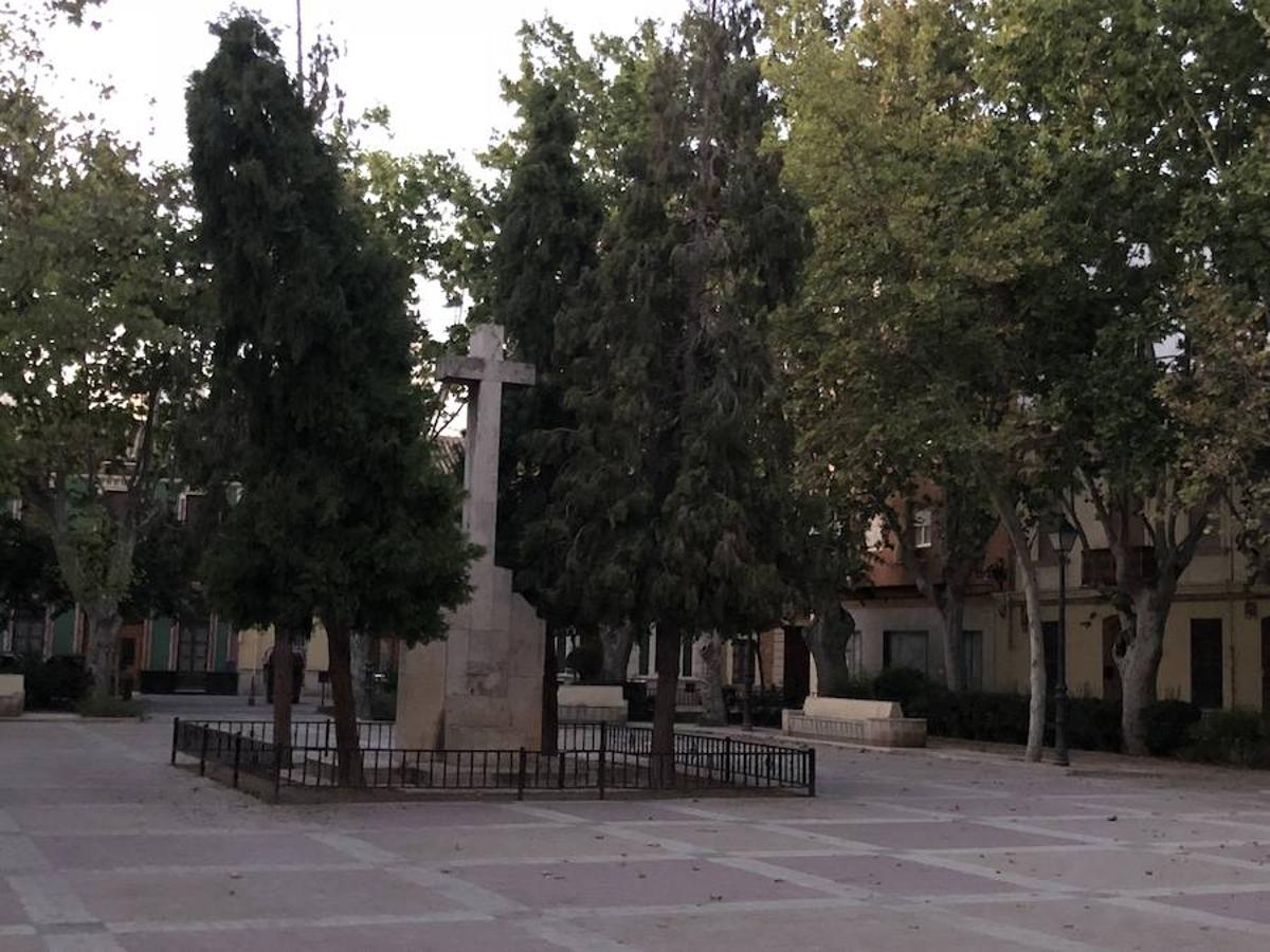 Es una de esas zonas poco conocidas de Valencia. El barrio de Campanar reúne todas esas características que se espera encontrar en un remoto y solitario pueblo, y no en plena urbe. Calles tranquilas, casas antiguas, fachadas con un encanto diseñado por el paso del tiempo. Recorrer sus aceras es pasear por un rincón de paz, ajeno al constante ajetreo de la ciudad. Una especie de paréntesis entre el tráfico, ruido y bullicio, en un lugar donde el reloj parece detenerse, mientras las sombras del atardecer se van colando por cada resquicio. Entre paredes blancas, tonalidades ocre, fuentes y ventanas que se asoman a décadas de historia, permanecen mosaicos en honor a lo que el pueblo fue. Azulejos que recuerdan al oficio hornero y la patrona, la Virgen de Campanar, cuelgan de paredes en las que los ladrillos soportan más años que peso. Casas, unas bajas y otras ilustres, que recuerdan un tiempo no tan lejano, muestras de la Valencia pasada rodeadas de la ciudad actual. 