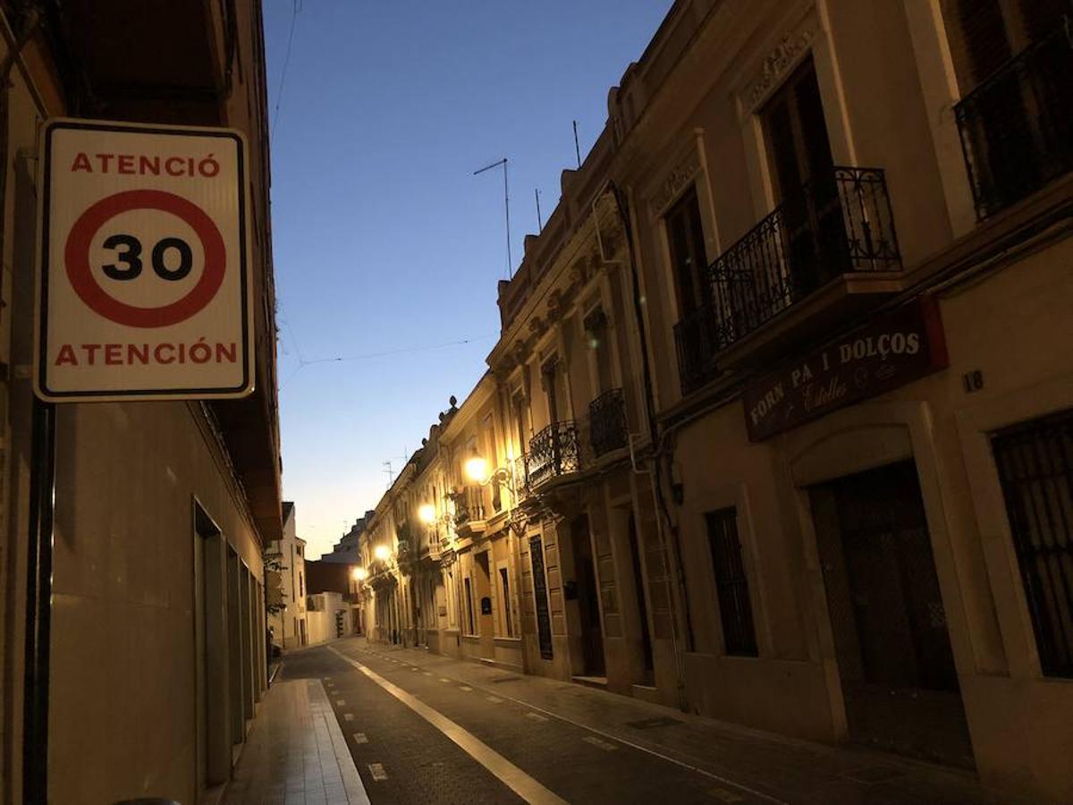 Es una de esas zonas poco conocidas de Valencia. El barrio de Campanar reúne todas esas características que se espera encontrar en un remoto y solitario pueblo, y no en plena urbe. Calles tranquilas, casas antiguas, fachadas con un encanto diseñado por el paso del tiempo. Recorrer sus aceras es pasear por un rincón de paz, ajeno al constante ajetreo de la ciudad. Una especie de paréntesis entre el tráfico, ruido y bullicio, en un lugar donde el reloj parece detenerse, mientras las sombras del atardecer se van colando por cada resquicio. Entre paredes blancas, tonalidades ocre, fuentes y ventanas que se asoman a décadas de historia, permanecen mosaicos en honor a lo que el pueblo fue. Azulejos que recuerdan al oficio hornero y la patrona, la Virgen de Campanar, cuelgan de paredes en las que los ladrillos soportan más años que peso. Casas, unas bajas y otras ilustres, que recuerdan un tiempo no tan lejano, muestras de la Valencia pasada rodeadas de la ciudad actual. 