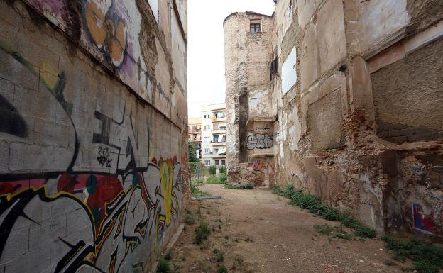 Los restos de la fortificación musulmana están rodeados de pintadas y parcelas sin uso a la espera de su restauración.