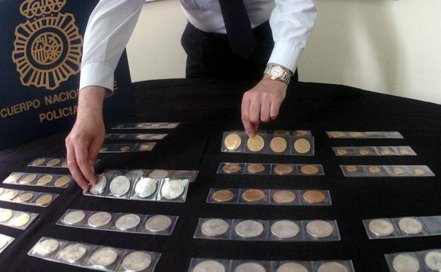 La Policía Nacional recupera una colección de monedas, en una imagen de archivo 