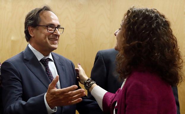 El conseller Soler saluda a la ministra Montero, en una reunión del Consejo de Política Fiscal y Financiera.