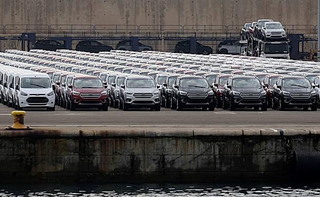 Vehículos estacionados en una terminal del puerto de Valencia 