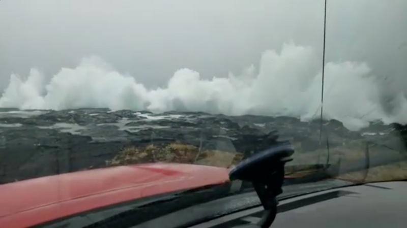 El huracán Lane golpeará entre el jueves y el viernes con fuerza a Hawái, en alerta ante los fuertes vientos, gran oleaje y lluvias torrenciales capaces de causar inundaciones y deslizamientos de tierra. Lleva vientos de 240 km/h y se esperan acumulaciones de entre 250 y 380 mm de lluvia, con hasta 500 mm en algunas zonas.