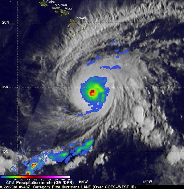 El huracán Lane golpeará entre el jueves y el viernes con fuerza a Hawái, en alerta ante los fuertes vientos, gran oleaje y lluvias torrenciales capaces de causar inundaciones y deslizamientos de tierra. Lleva vientos de 240 km/h y se esperan acumulaciones de entre 250 y 380 mm de lluvia, con hasta 500 mm en algunas zonas.