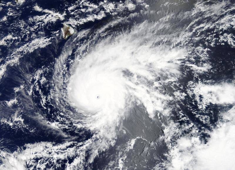 El huracán Lane golpeará entre el jueves y el viernes con fuerza a Hawái, en alerta ante los fuertes vientos, gran oleaje y lluvias torrenciales capaces de causar inundaciones y deslizamientos de tierra. Lleva vientos de 240 km/h y se esperan acumulaciones de entre 250 y 380 mm de lluvia, con hasta 500 mm en algunas zonas.