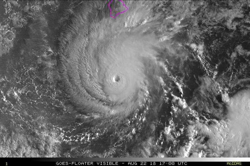 El huracán Lane golpeará entre el jueves y el viernes con fuerza a Hawái, en alerta ante los fuertes vientos, gran oleaje y lluvias torrenciales capaces de causar inundaciones y deslizamientos de tierra. Lleva vientos de 240 km/h y se esperan acumulaciones de entre 250 y 380 mm de lluvia, con hasta 500 mm en algunas zonas.