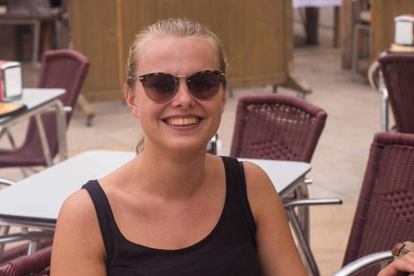 Anne von Bandemer, (23). Düsseldorf (Alemania). Para Anne es mejor descansar de su ruta valenciana en una terraza de la misma plaza y con un zumo de naranja. Su sonrisa lo dice todo, y es que «repetiría sin duda alguna porque me encanta». Lo que más le llama la atención es que «es una ciudad muy calmada para lo grande que es y, eso es, precisamente, lo que buscaba cuando vine aquí».