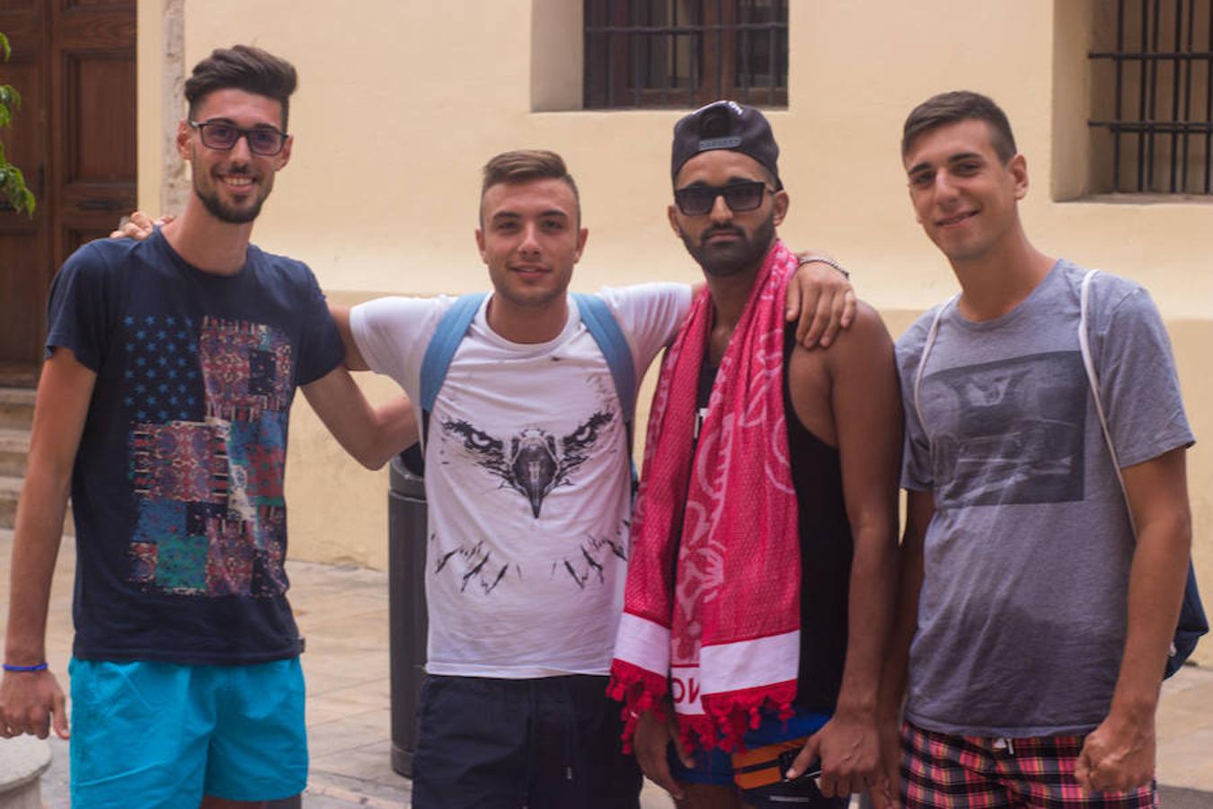 Hamza Rizbi (Con gafas de sol y gorra. 23 años). Milán (Italia). Estos cuatro amigos italianos que se encontraban paseando por el céntrico barrio del Carmen venían directos de la playa de la Malvarrosa y no han querido ni pasar por casa para comenzar a visitar los monumentos de la ciudad. De momento -dice uno de ellos- «el centro y el Oceanogràfic es lo que más me ha gustado. También me ha parecido preciosa la playa, es larguísima». Pero si algo les ha llamado la atención, ya que varias veces lo recalcan, es que «la gente y la cultura son como las de los italianos, somos muy parecidos».