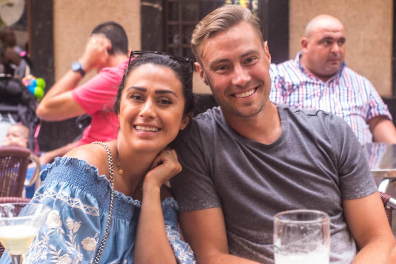 Sarah Rob (30). Charles Rob (33). Vancouver (Canadá). Este matrimonio canadiense confiensa que está pensando ya en volver cuando tengan hijos. «Lo más interesante nos ha resultado la Ciudad de las Artes y las Ciencias y toda la parte moderna que la rodea. Pero también el contraste que presenta con el centro más histórico, sus bares y terrazas, así como la Catedral». No obstante, dicen, «cada vez que comíamos en las terrazas, venía alguien a pedirnos dinero, no nos molesta pero era muy frecuente». 