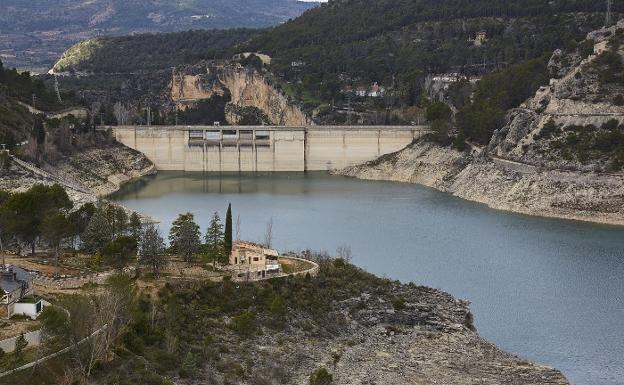 Canal que comunica el embalse de Entrepeñas con el de Buendía.