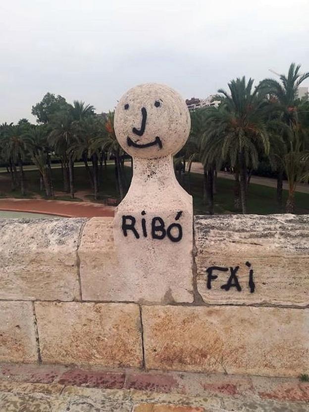 Pintada en el puente de Mar. 