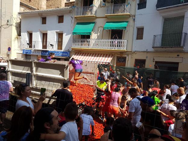 Descarga para la Tomatina infantil, ayer. 