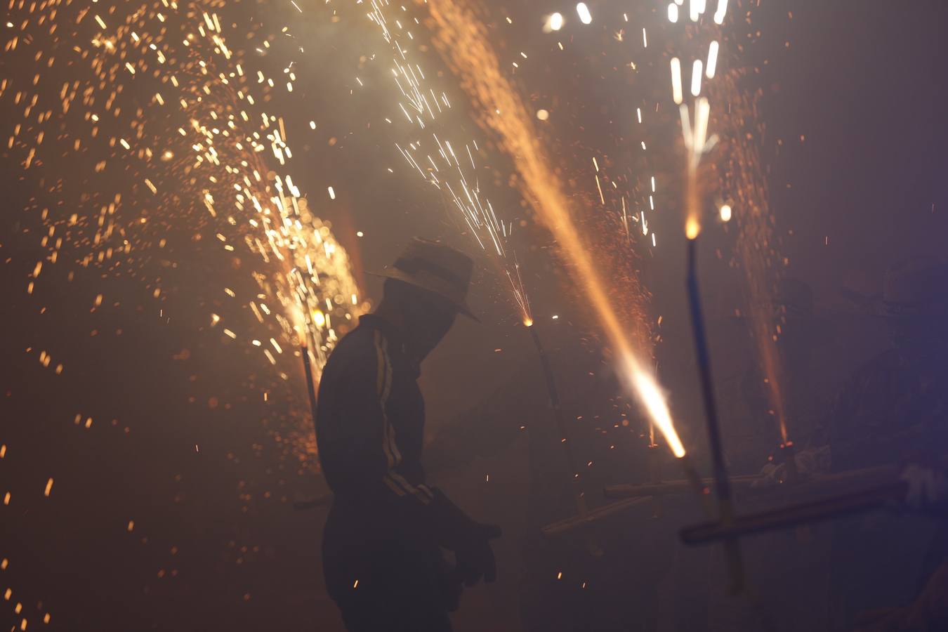 Fotos: La cordà de Paterna abre fuego con el pasacalle de cohetes de lujo