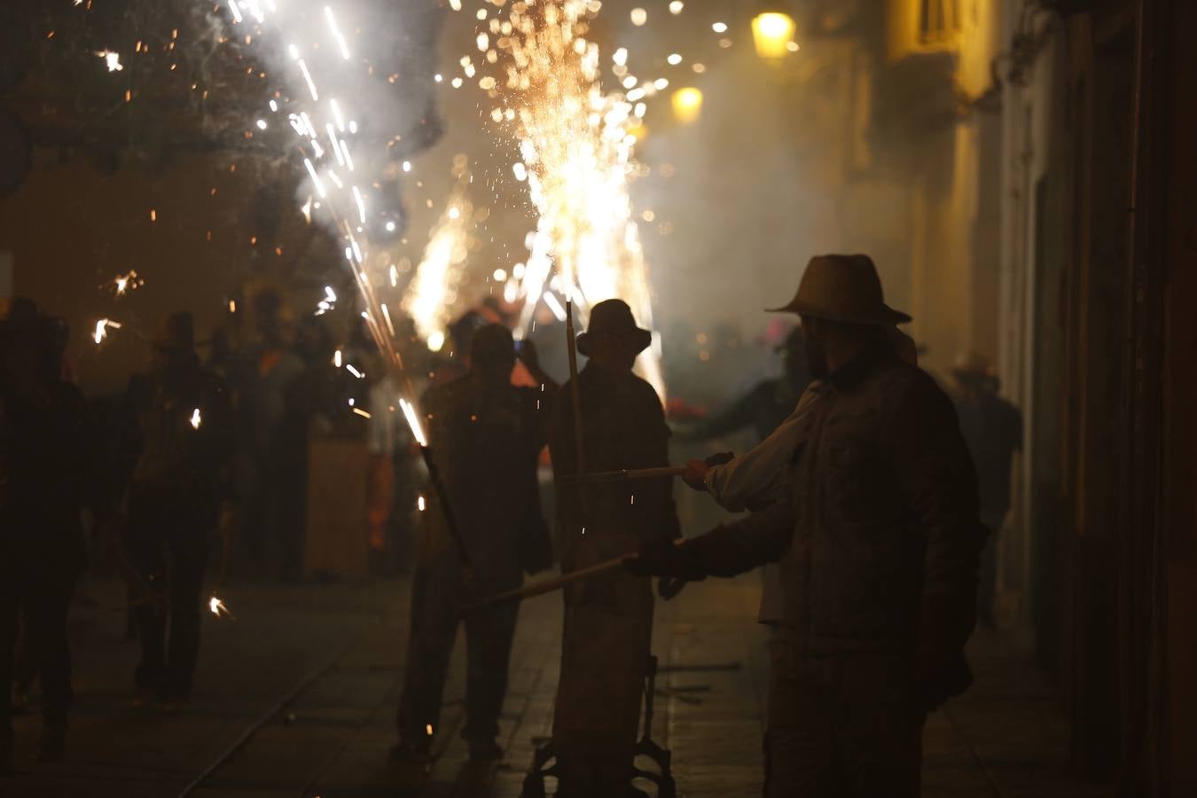 Fotos: La cordà de Paterna abre fuego con el pasacalle de cohetes de lujo