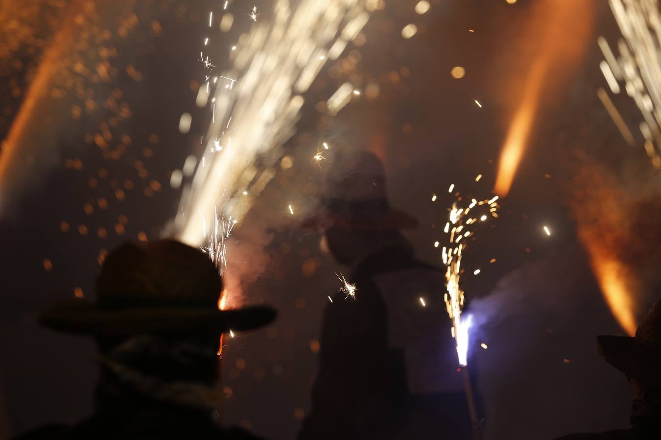 Fotos: La cordà de Paterna abre fuego con el pasacalle de cohetes de lujo