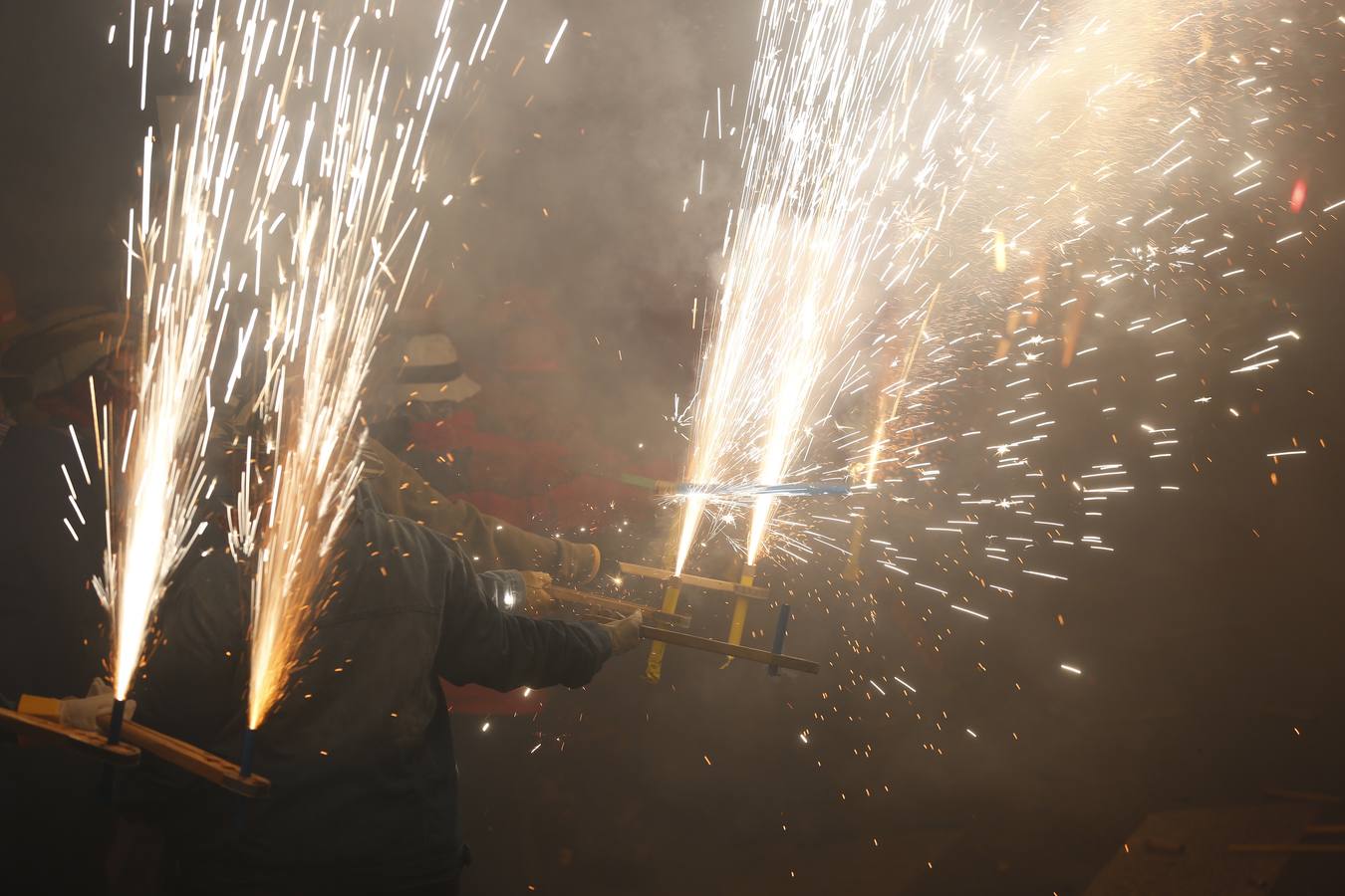 Fotos: La cordà de Paterna abre fuego con el pasacalle de cohetes de lujo