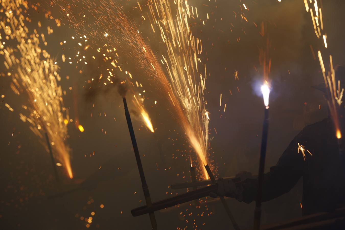 Fotos: La cordà de Paterna abre fuego con el pasacalle de cohetes de lujo