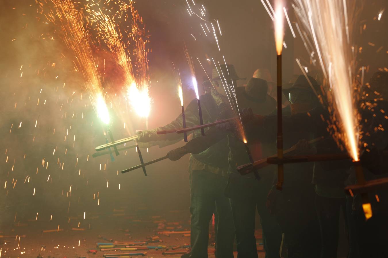 Fotos: La cordà de Paterna abre fuego con el pasacalle de cohetes de lujo