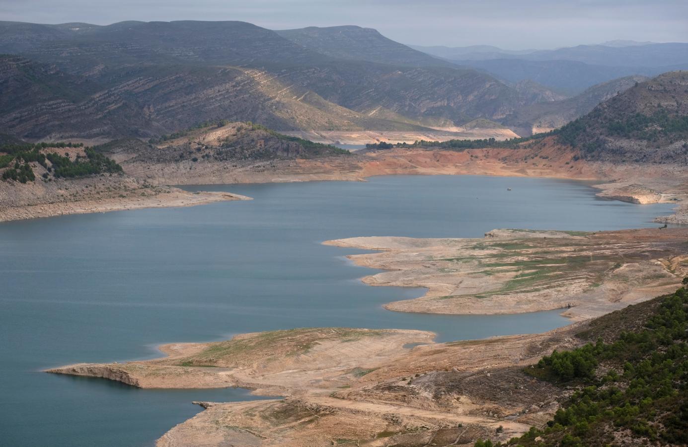 El pantano de Tous se encuentra actualmente al 13% de su capacidad, con 49,5 hectómetros cúbicos embalsados, según los datos de la Confederación Hidrográfica del Júcar. El nivel deja al descubierto restos del antiguo municipio, que quedó sumergido cuando se construyó la infraestructura, como sucede con el campanario de la iglesia. La imagen da una idea de la situación de sequía que afecta a la Comunitat. A poco más de un mes para que finalice el año hidrológico, la cuenca del Júcar se encuentra al 28,8% de su capacidad y la del Segura al 24,3%.