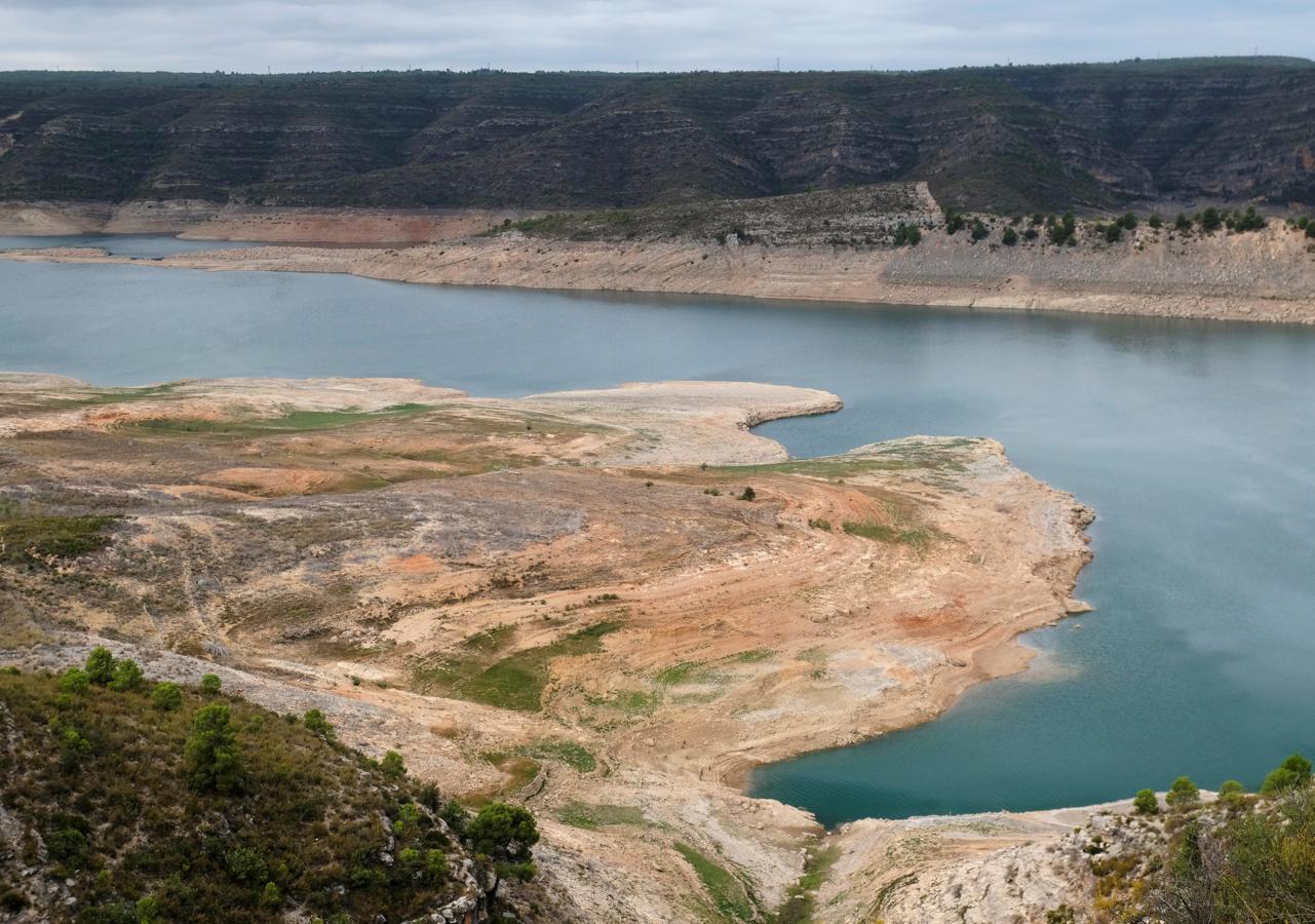 El pantano de Tous se encuentra actualmente al 13% de su capacidad, con 49,5 hectómetros cúbicos embalsados, según los datos de la Confederación Hidrográfica del Júcar. El nivel deja al descubierto restos del antiguo municipio, que quedó sumergido cuando se construyó la infraestructura, como sucede con el campanario de la iglesia. La imagen da una idea de la situación de sequía que afecta a la Comunitat. A poco más de un mes para que finalice el año hidrológico, la cuenca del Júcar se encuentra al 28,8% de su capacidad y la del Segura al 24,3%.