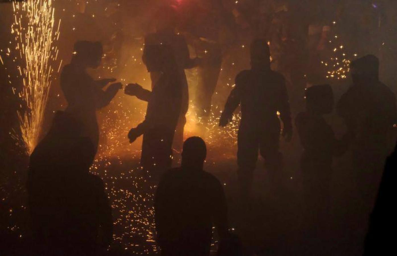 Fotos: La cordà de Paterna abre fuego con el pasacalle de cohetes de lujo