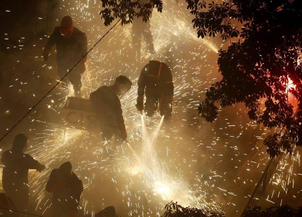 Fotos: La cordà de Paterna abre fuego con el pasacalle de cohetes de lujo