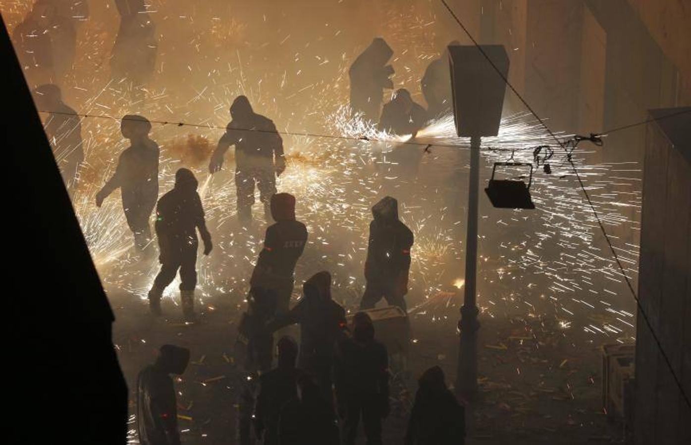 Fotos: La cordà de Paterna abre fuego con el pasacalle de cohetes de lujo