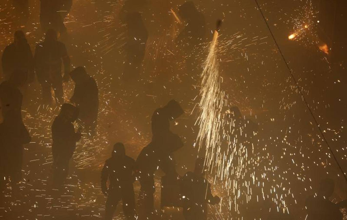 Fotos: La cordà de Paterna abre fuego con el pasacalle de cohetes de lujo