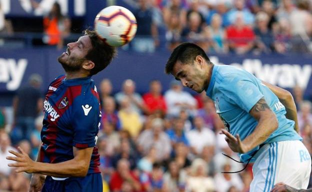 El levantinista Campaña intenta rechazar un cabezazo del céltico Maxi Gómez.