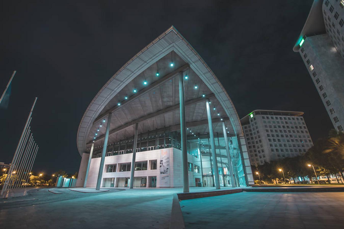 Valencia se transforma cuando llega la noche. La ciudad puede tener un aspecto completamente diferente, casi ensoñador. Pedro Namasté nos la muestra a través del objetivo de su cámara. Así ve los monumentos y edificios más representativos de la capital del Turia. -En esta imagen, el Palacio de Congresos-