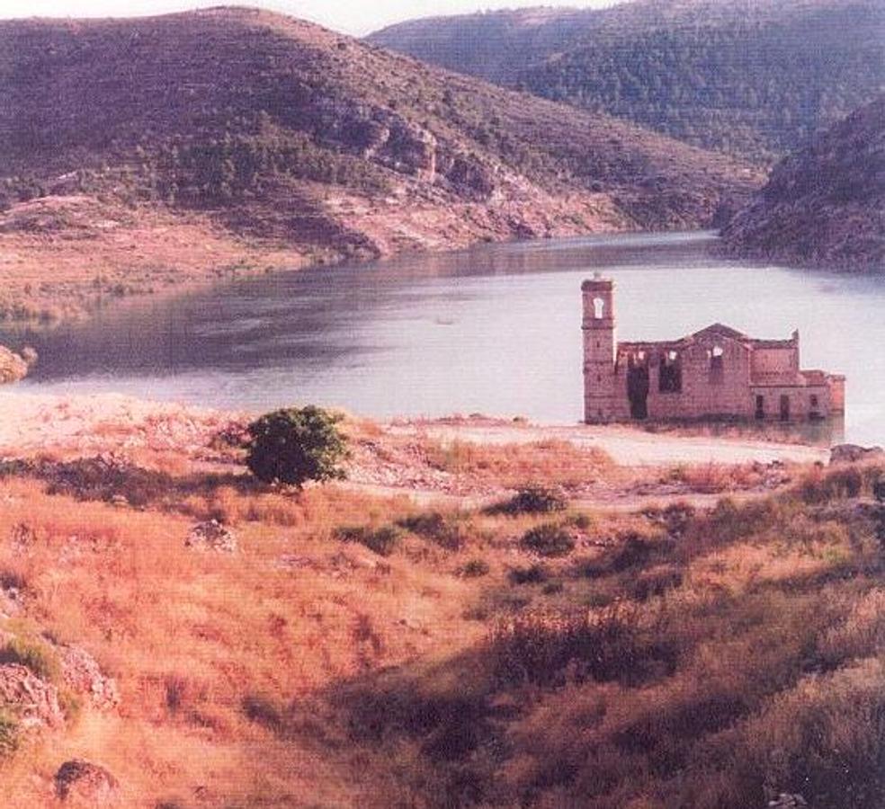 En 1970, con la construcción del pantano se mueve el pueblo entero a 13 kilómetros, menos la iglesia. Ahora este edificio indica el nivel del agua.