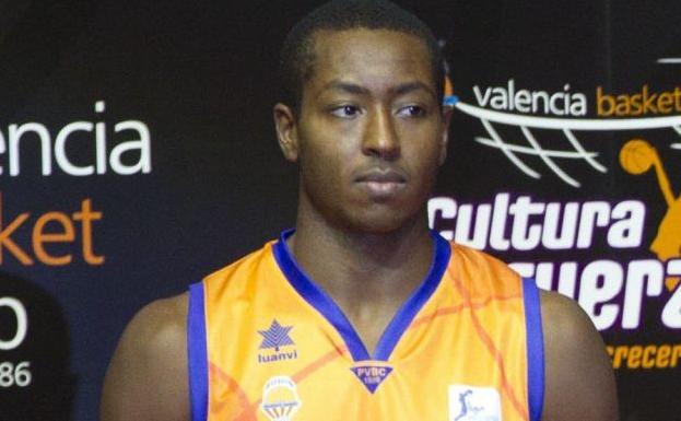 El baloncestista valenciano Larry Abia durante un acto con Valencia Basket en 2012.