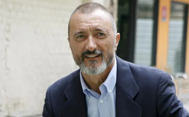 Arturo Pérez-Reverte enseña su móvil en Twitter y esta es la reacción