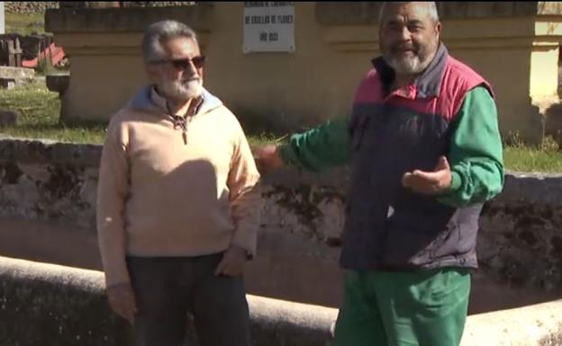 José Pinto, con el alcalde de Casillas de Flores. 