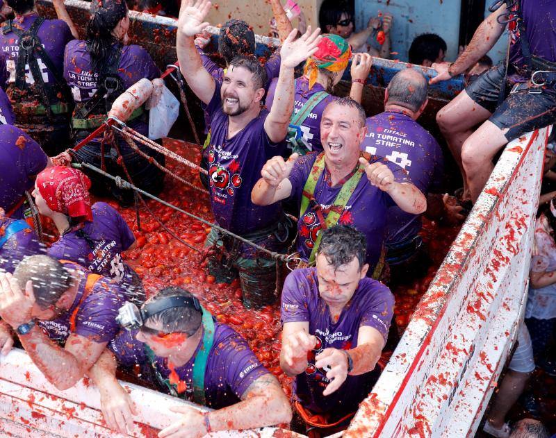 Unas 20.000 personas han lanzado 145.000 kilos de tomate en las fiestas de la localidad valenciana.